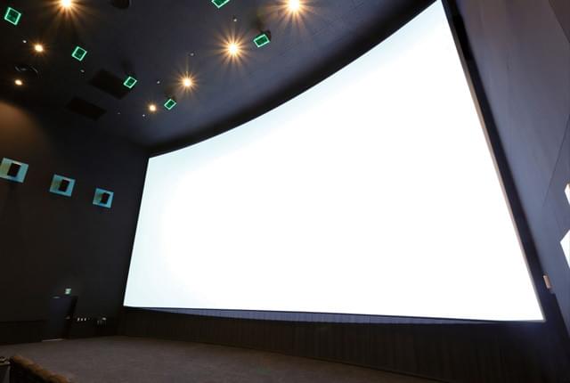 巨大スクリーンTCXと立体音響ドルビーアトモスの特徴である多数のスピーカー