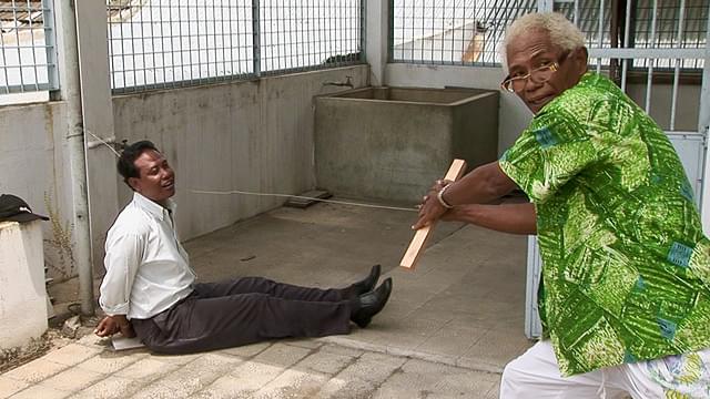 当時の殺人方法を再現してみせるアンワル