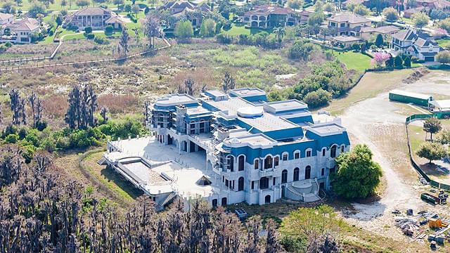 シーゲル夫妻の住まいとして建設が進んでいた巨大邸宅「ベルサイユ」