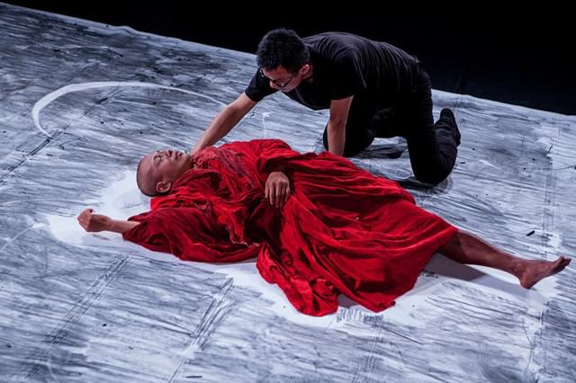 ツァイ・ミンリャン監督、リー・カンション主演の舞台「玄奘」＝配給会社提供