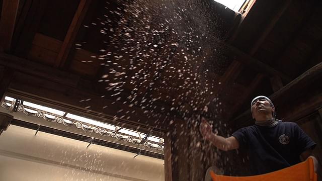 種麹をまく職人