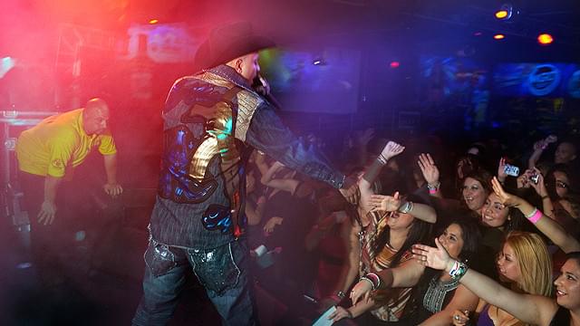 人気を集めるナルコ・コリード歌手