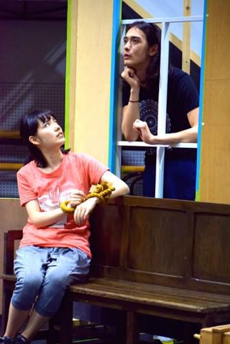 馬役の栗原類とドリュー役の小島藤子