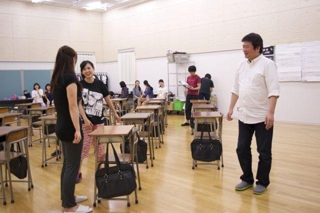 若い女優たちを演出中の本広克行