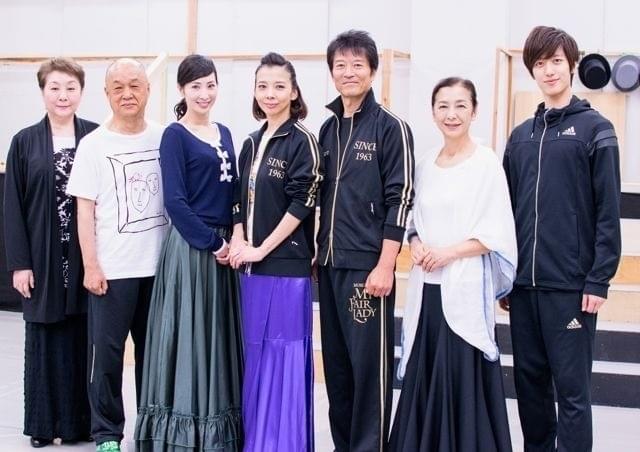 左から、寿ひずる、田山涼成、真飛、霧矢、寺脇康文、高橋恵子、水田航生