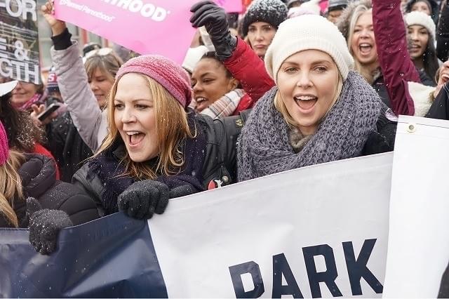 サンダンス映画祭でデモに参加したシャーリーズ・セロン