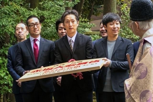氷川神社で、成功祈願の絵馬を宮司に渡す中村勘九郎、中村七之助、蓬莱竜太（前列左から）