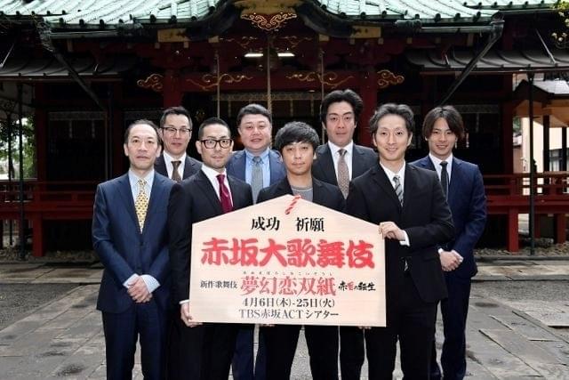 赤坂氷川神社での成功祈願で。左から、片岡亀蔵、中村ていう、中村勘九郎、市川猿弥、蓬莱竜太、中村亀鶴、中村七之助、中村鶴松