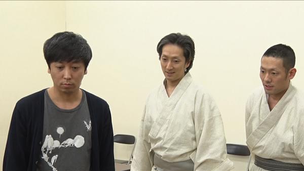 稽古場での蓬莱、七之助、勘太郎(左から)