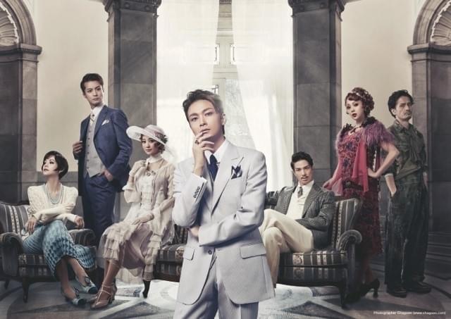 ギャツビー役の井上芳雄（中央）と、デイジー役の夢咲ねね（左隣）らキャストの面々