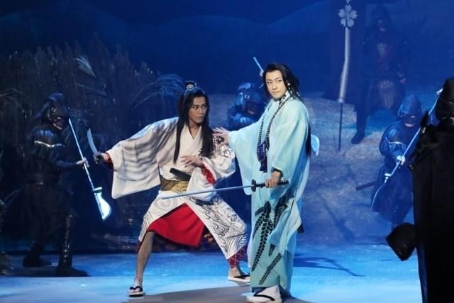 Season花の舞台より。捨之介役の小栗旬と無界屋蘭兵衛役の山本耕史（左から）