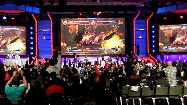 ラスベガスで開催される大会で熱狂する人々