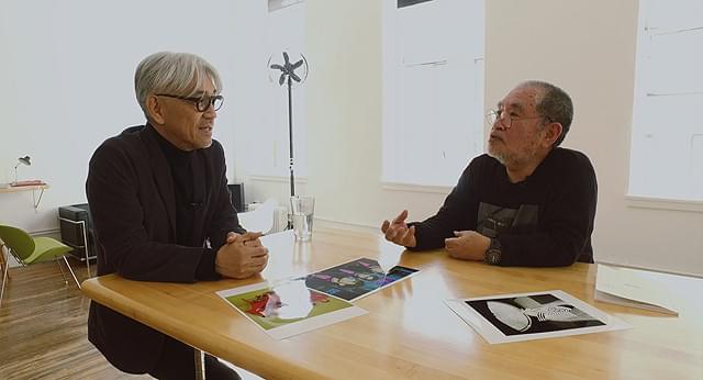 坂本龍一をはじめ各界の大物がインタビューに登場