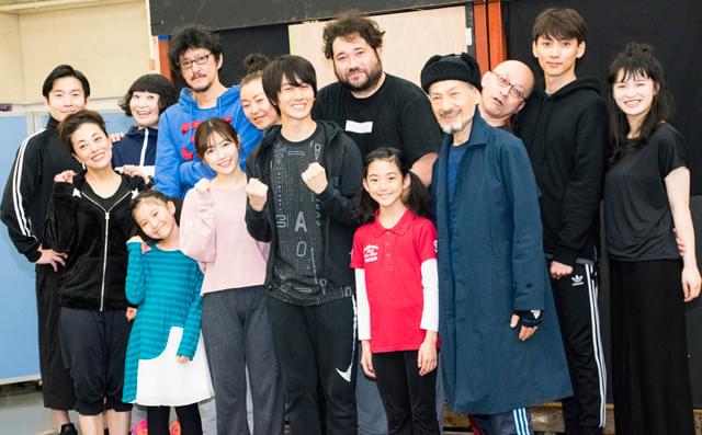 個性豊かな共演者たちと渡辺(最前列左から2人目)