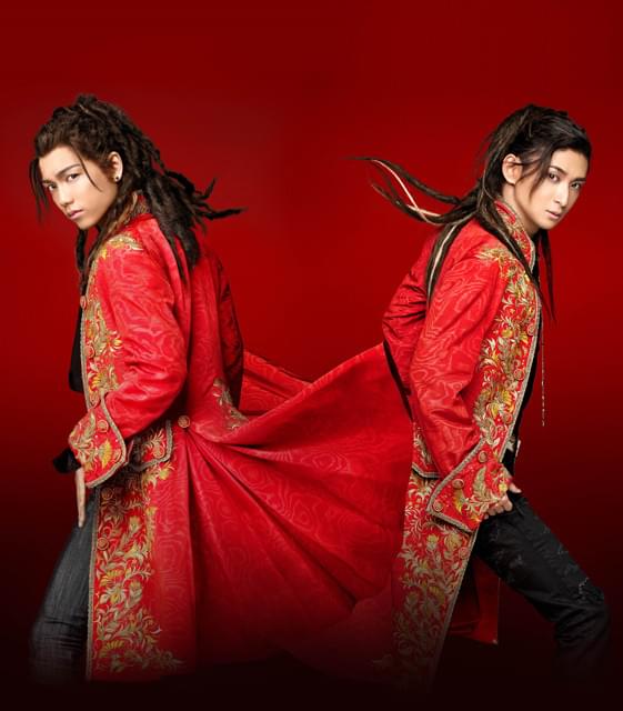 ヴォルフガング役を演じる山崎育三郎(左)と古川雄大(右)