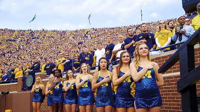 17人の映像作家が、巨大なスタジアムに集まる人々をそれぞれに映し出した