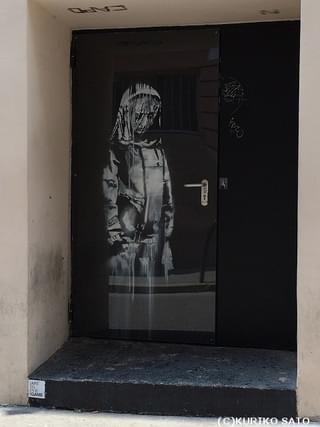 パリに突然現れたバンクシー作品 覆面アーティストの狙いは？