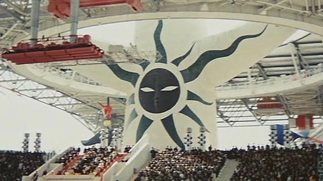 丹下健三の大屋根を貫いて建てられた