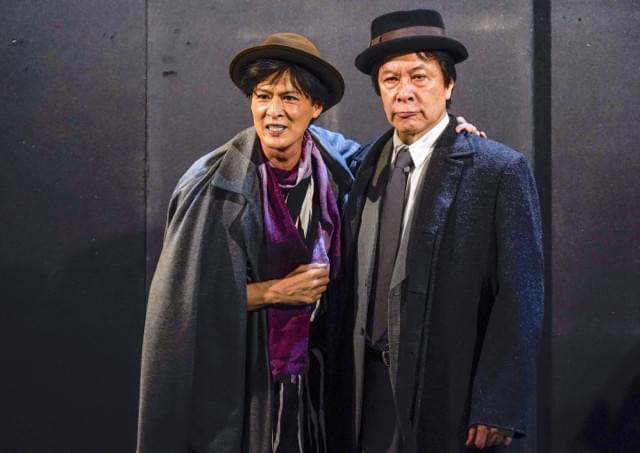 稽古場にて。渡辺役の鹿賀丈史(右)と作家役の新納(左)