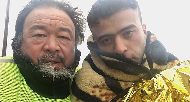 23カ国をまわって難民たちを撮影したアイ・ウェイウェイ（左）