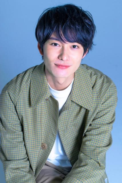 撮影：若林ゆり ヘアメイク：FUJIU JIMI スタイリスト：大石裕介 コート￥9200 Tシャツ￥17000 パンツ￥29000(すべてScye)