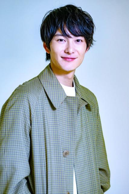 撮影：若林ゆり ヘアメイク：FUJIU JIMI スタイリスト：大石裕介 コート￥9200 Tシャツ￥17000 (すべてScye)