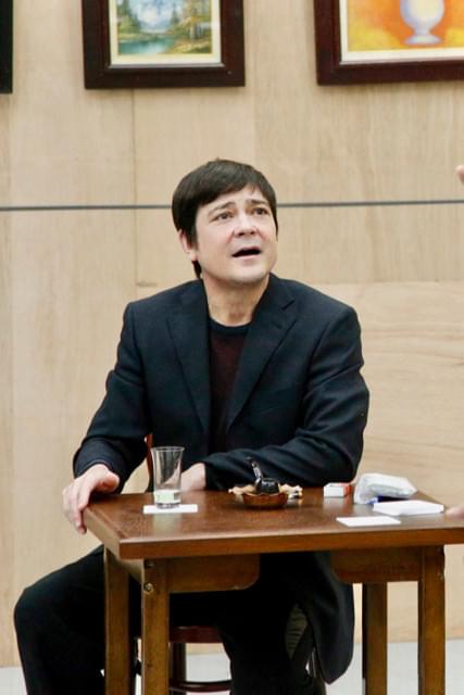 稽古場でアインシュタインを演じる川平慈英