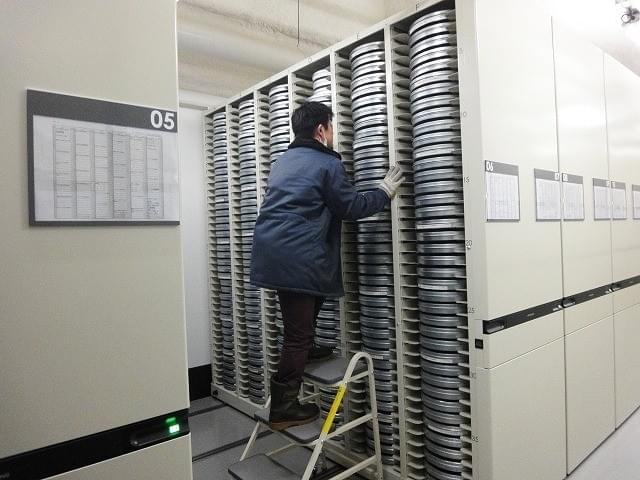 フィルムの出入庫を行う隈元さん