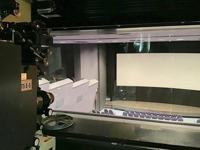 当館2階にある長瀬記念ホール OZU 映写室からの眺め