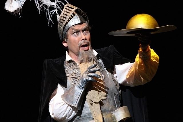 2012年、博多座の舞台より。写真提供:東宝演劇部