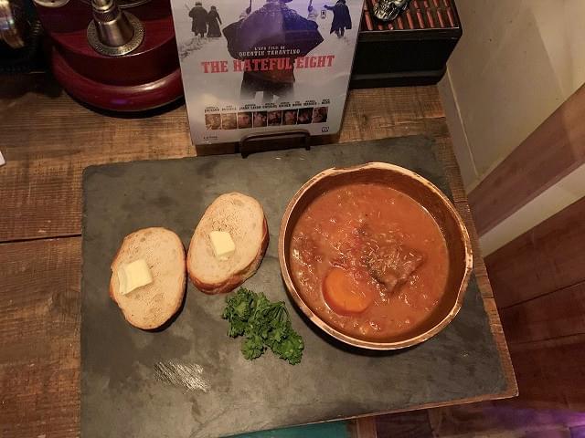 「ヘイトフル・エイト」に登場したミニーお手製のビーフシチュー、寒い夜には最高!