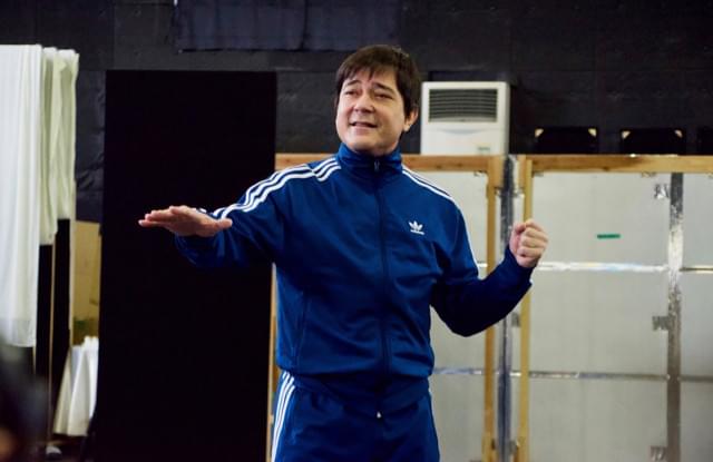 今回の稽古場で歌う川平慈英(撮影:若林ゆり)