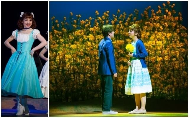 初演の舞台より。サーカスで踊る若いサンドラ（左）と、水仙の花畑でのプロポーズ（右）。（撮影：若林ゆり）