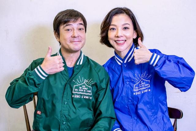 夫婦役を演じる、川平慈英（左）と霧矢大夢（右）。（撮影：若林ゆり）