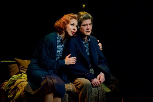 初演の舞台より。エドワードを献身的に支えるサンドラ（撮影：若林ゆり）