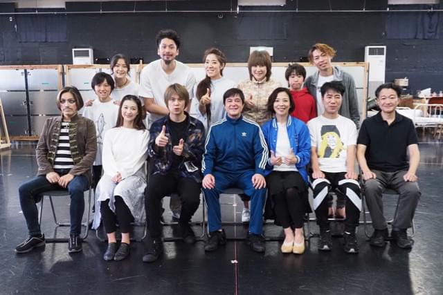 稽古場で、キャストと演出家が全員集合