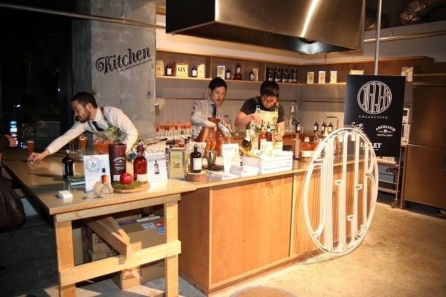 バーテンダーによるパフォーマンスも楽しめる