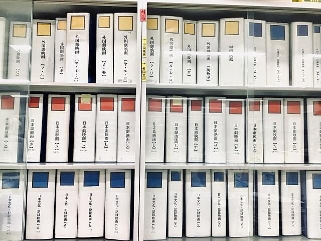 クレジットのコマ抜きを記録したファイルがずらりと並んだキャビネット