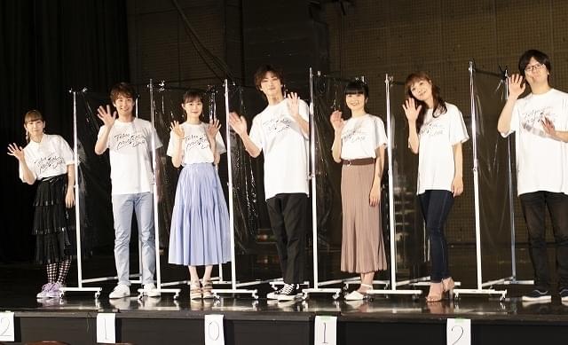 ビニールシートを挟んでのフォトセッション。左から、根本、海宝、生田、木村、田村、妃海、三浦 撮影:若林ゆり