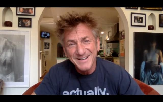 インタビューを受けるショーン・ペン