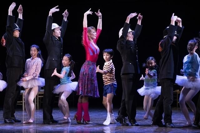 警官役(左から3人目)などのアンサンブルも演じている大貫