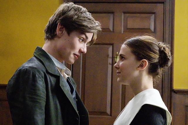 ミリー・ボビー・ブラウンとルイス・パートリッジ