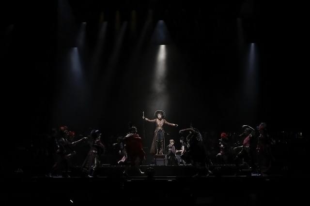 中央、ジーガ役の濱田めぐみ