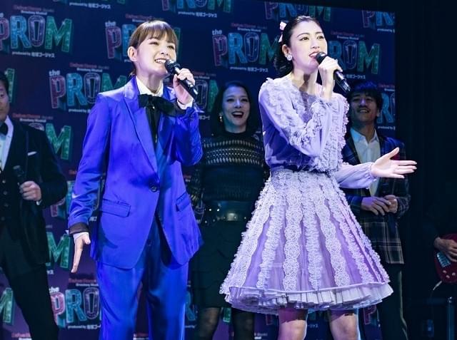 製作発表で歌唱披露する葵わかな(左)と三吉彩花(右)