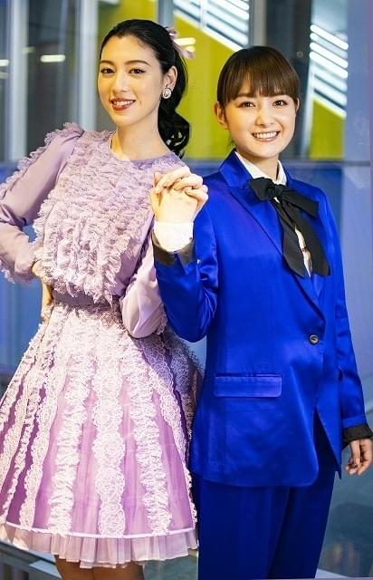 「The PROM」で恋人同士を演じる葵わかな(右)と三吉彩花(左)