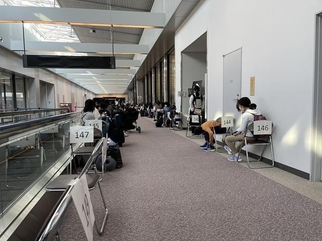 パイプ椅子の列