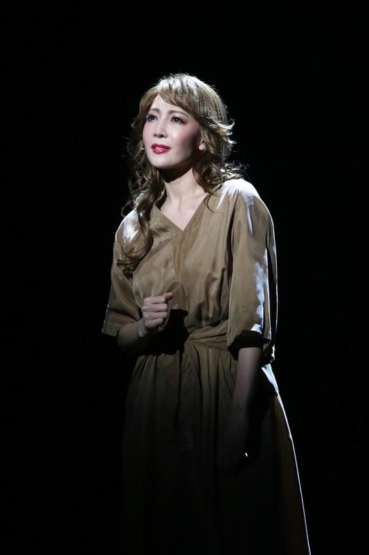 恋心に揺れるレイチェル(柚希礼音)