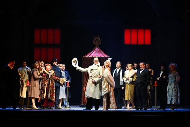 映画スターのドン・ロックウッド（アダム・クーパー、中央）とリナ・ラモント（オリビア・ファインズ、中央右）は偽装カップル