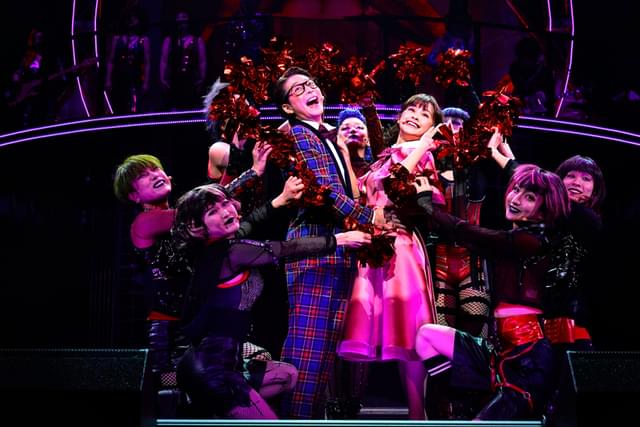 巻き込まれたブラッド(小池徹平)とジャネット(昆夏美)