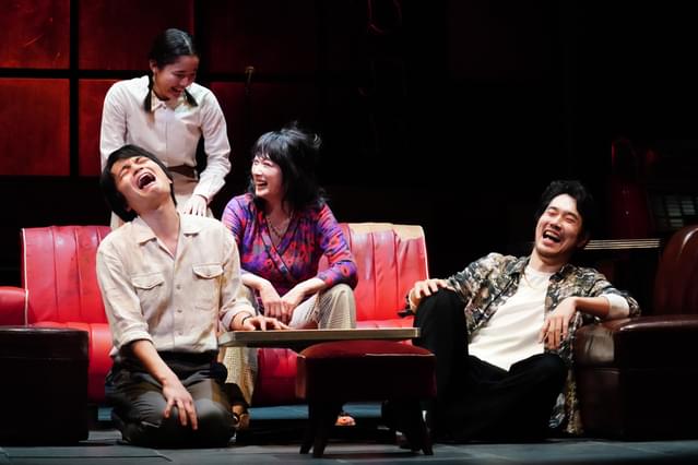 （左から）アキオ（岡山天音）、ナナコ（上原千果）、おかあ（余 貴美子）、ハルオ（松山ケンイチ）は家族だった